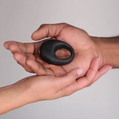   Je Joue Mio - zasilany bateryjnie, wodoodporny, wibrujący pierścień na penisa (czarny)